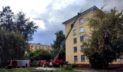 В Калининском районе вспыхнула крыша пятиэтажного дома