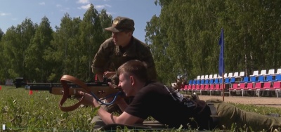 В Калининском районе для подростков организовали военно-спортивную игру