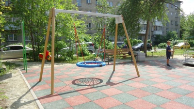 В Калининском районе начали устанавливать новые детские площадки на придомовых территориях 