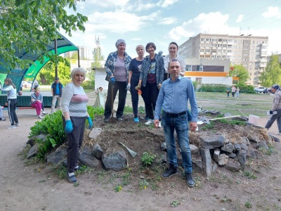 В Калининском районе общественники привели в порядок зелёную территорию