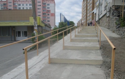 В Калининском районе отремонтировали аварийную лестницу на «Родниках»