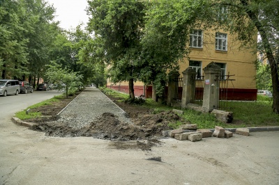 В Калининском районе обустраивают безопасный перекресток