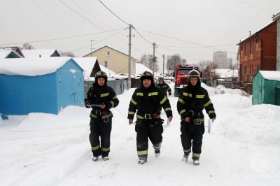 Пожарные проводят профилактические рейды в частном секторе Калининского района