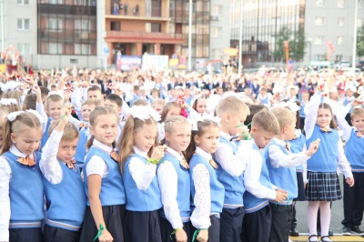 В Калининском районе прошли торжественные школьные линейки