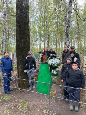 Молодежь Калининского района привела в порядок заброшенные захоронения ветеранов 