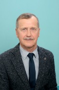 Левчук Юрий Степанович

Родился 6 марта 1952 года. 
В 1974 году окончил Новосибирский электротехнический институт по специальности «Самолетостроение».
Награжден Памятным знаком «За труд на благо города» в честь 130-летия со дня основания города Новосибирска, Почетными грамотами и благодарственными письмами мэрии города Новосибирска и администрации Калининского района.
Общий трудовой стаж работы - 45 лет.
Юрий Степанович является основателем Группы компаний «Теплодар».  В 1997 году в качестве индивидуального предпринимателя организовал производство печей для бань на производственных площадях МСУ-47 и разработал бизнес-план производства печей. 
В 2001 году было создано ООО «Нарва» по производству печей для бань, которое возглавил Юрий Степанович. 
В 2003 году создано ООО «Теплодар», в это же время началось изготовление топок печей из композиционных трехслойных металлов по уникальной технологии, защищенной патентом РФ.
В 2012 году компания «Теплодар» была признана лидером отопительного оборудования для бань и малоэтажного строительства в России. 
В 2018 году был запущен литейный цех, который через год вышел на объем производства 17 тонн годного литья в месяц. Началось серийное производство чугунных печей. В 2019 году компания «Теплодар» заняла 9-ое место в рейтинге лучших предприятий России. С 2020 года проводится масштабная модернизация ассортимента котлов и печей.
В 2021 году компания «Теплодар» была занесена на Доску почета Калининского района. 
Компания «Теплодар» является активным участником всех социально значимых мероприятий в Калининском районе.
Юрий Степанович руководит предприятием на высоком профессиональном уровне, много внимания уделяет совершенствованию методов управления предприятием, его передовому техническому оснащению, выпуску новых образцов продукции.

