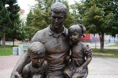 Памятник отцу появился в Калининском районе