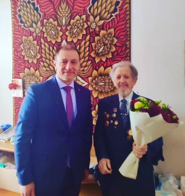 Глава Калининского района поздравил с 99-летием участника Великой Отечественной войны Бориса Курдюмова