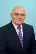 Федоров Валерий Александрович 

Родился 9 августа 1949 года  в селе Никольск Октябрьского района Еврейской автономной области.
Окончил Новосибирский институт инженеров железнодорожного транспорта в 1977 году.
Награждён: Почётными грамотами и Благодарностями  Губернатора Новосибирской области, мэрии города Новосибирска
Валерий Александрович начал трудовую деятельность в Сибирском политехникуме в 1970 году секретарём комитета ВЛКСМ.
С 1973 по 1980 год - заместитель секретаря, затем секретарь комитета ВЛКСМ, старший инженер, заместитель начальника отдела кадров Новосибирского завода химконцентратов.
С 1980 по 1990 год - заместитель председателя, председатель исполнительного  комитета  Совета народных депутатов Калининского района. 
С 1990 по 2000 год - заместитель председателя Новосибирского горисполкома, коммерческий директор фирмы «Альфа Роуд».
С 2000 по 2003 год – глава администрации Калининского района. 
С 2003 года – заместитель мэра - директор департамента организации, управления, контроля и информации мэрии города Новосибирска, заместитель мэра города Новосибирска.
За годы работы Валерия Александровича в районе продолжилась работа по передачи от предприятий и ведомств жилья и объектов соцкультбыта в муниципальную собственность, активно развивалось жилищное строительство не только в новых микрорайонах, но и на территории  индивидуальной жилой застройки, появились крупные торговые и спортивные объекты, организована работа по благоустройству придомовых территорий, ремонту инженерных коммуникаций, развивались органы территориального общественного самоуправления, продолжил активную работу  совет директоров предприятий Калининского района.
