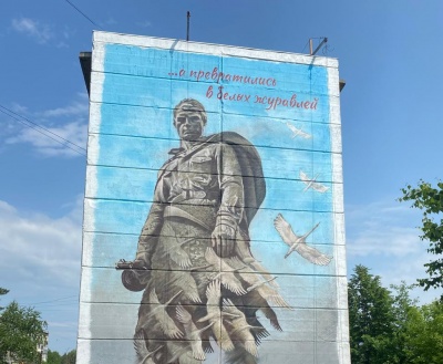 В Калининском районе открыли мурал в честь воинов, погибших за Россию